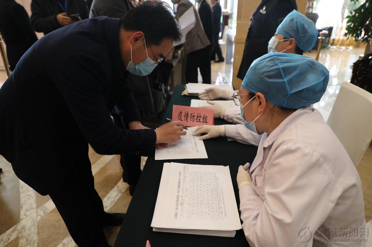 太原進入“兩會時間” 市政協委員有序報到